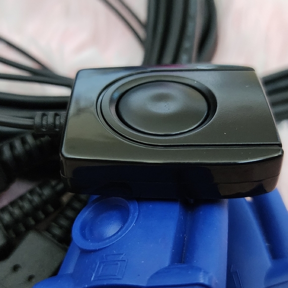 Tripp Lite 2-Port USB VGA Cable KVM Switch with Cables & USB Peripheral Sharing - Picture 5 of 12